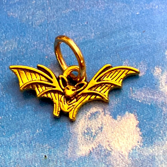 5/$10❤️❤️❤️NEW BRASS BAT CHARM PENDANT - Picture 1 of 2